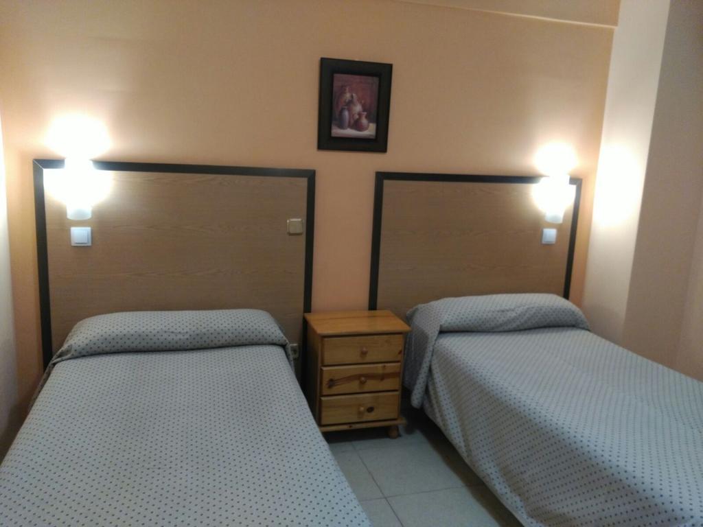 Hostal Ds Velilla de San Antonio Exterior photo