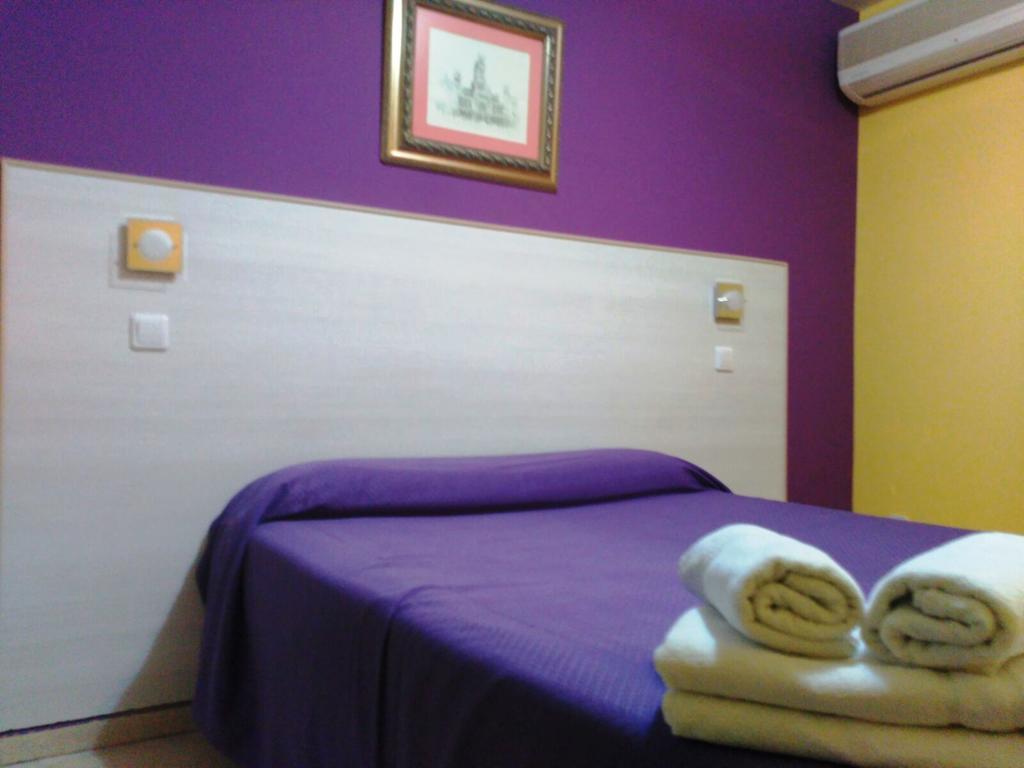 Hostal Ds Velilla de San Antonio Exterior photo